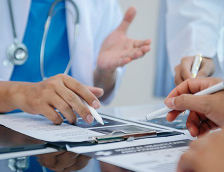 千葉市中央区の歯医者、医療法人社団 秀幸会 千葉スマイル歯科&矯正歯科の各分野の専門医による治療