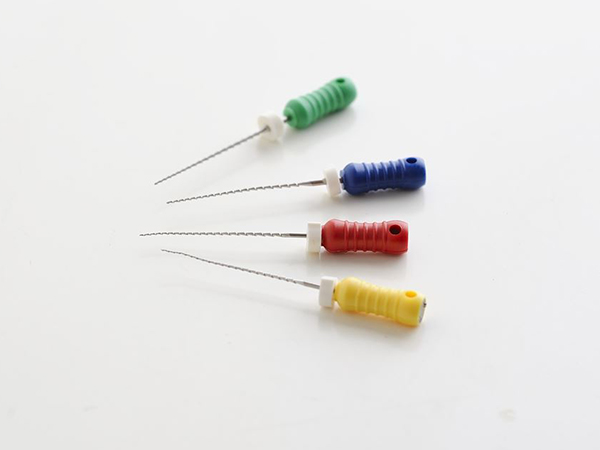 千葉市中央区の歯医者、医療法人社団 秀幸会 千葉スマイル歯科&矯正歯科のニッケルチタンファイル