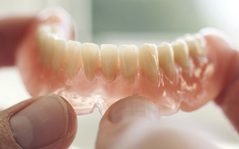 千葉市中央区の歯医者、千葉スマイル歯科&矯正歯科の入れ歯治療