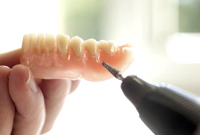 千葉市中央区の歯医者、医療法人社団 秀幸会 千葉スマイル歯科&矯正歯科の入れ歯(義歯)治療